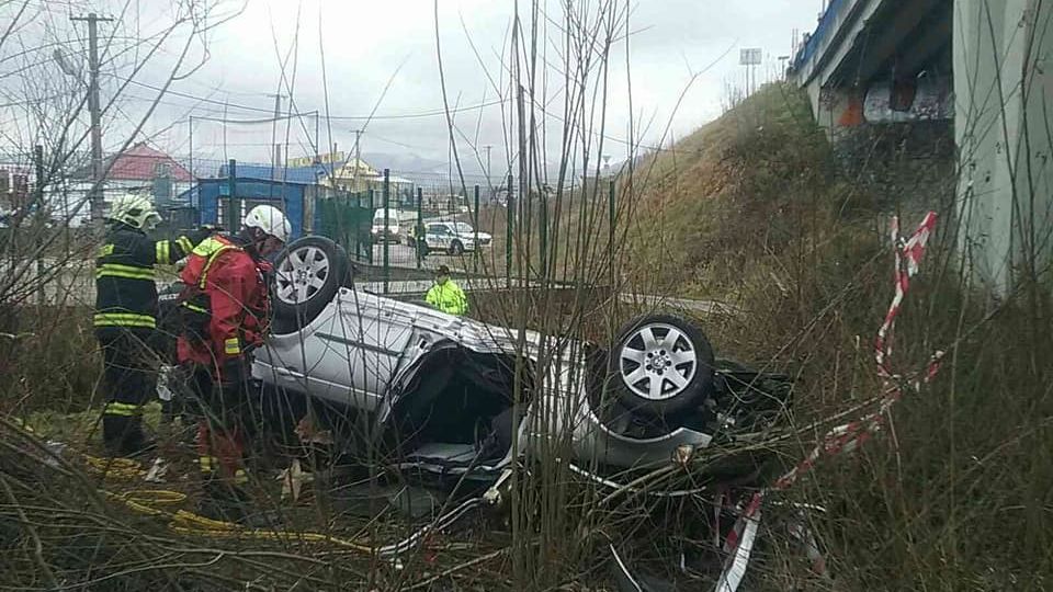 Auto se na Slovensku zřítilo z mostu. Malé děti zachránilo, že byly připoutané